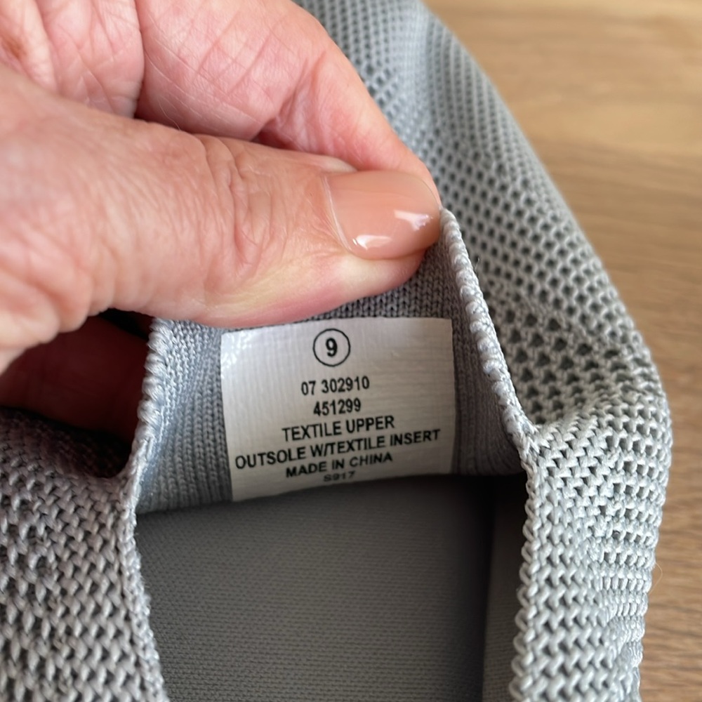 TOMMY BAHAMA GREY CASUAL MESH SLIP-ON FLATS Size 9 - Picture 11 of 16